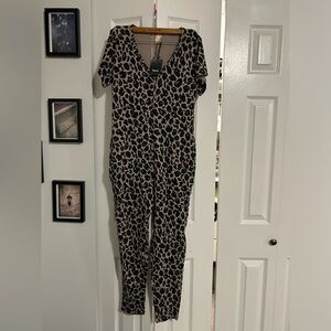 Smash + Tess Sunday romper in cheetah pattern - size XS - NWT